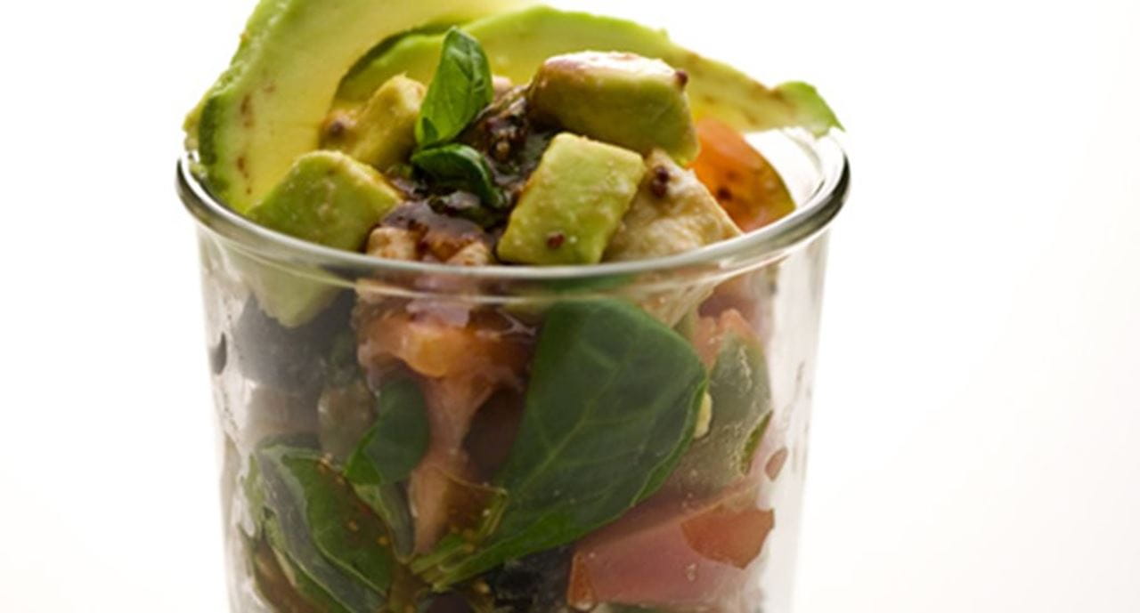 recipe image Salada de abacate com feta, tomate e canónigos