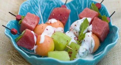 recipe image Espetadas de meloa com melancia em molho de iogurte e menta