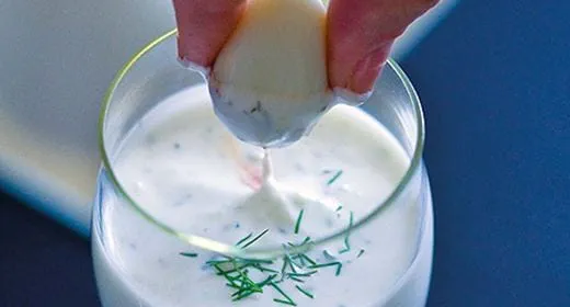 recipe image Ovos picantes de codorniz com molho aromático de pepino