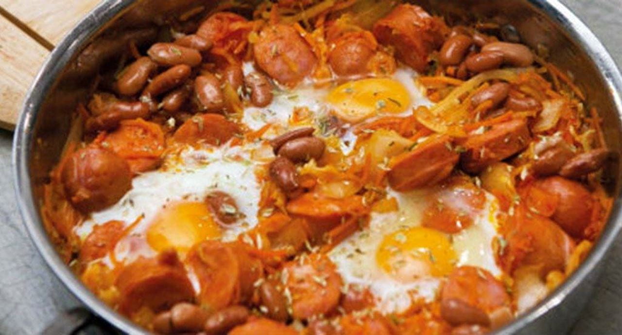 recipe image Salsichas picantes com ovos e feijão manteiga