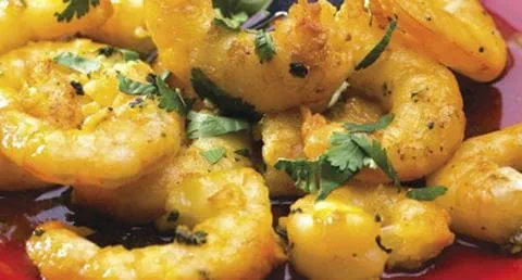 recipe image Camarões com alho e coentros e salada tropical