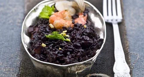 recipe image Arroz negro com camarões e amêijoas