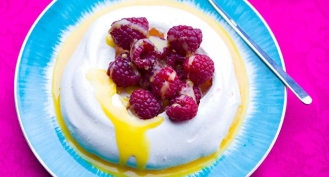 recipe image Mini pavlovas com curd de maracujá