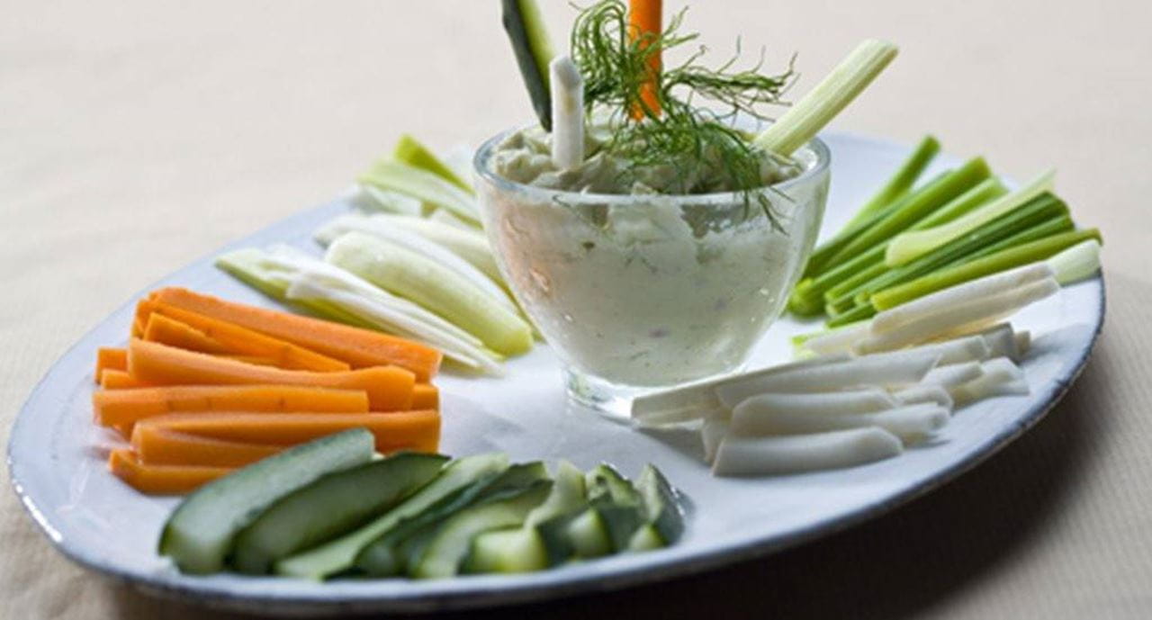 recipe image Salada de crudités com molho de queijo fresco