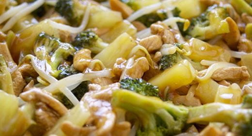 recipe image Tiras de frango no wok com brócolos e ananás