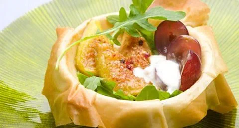 recipe image Figos caramelizados com molho de iogurte em caixa de filo