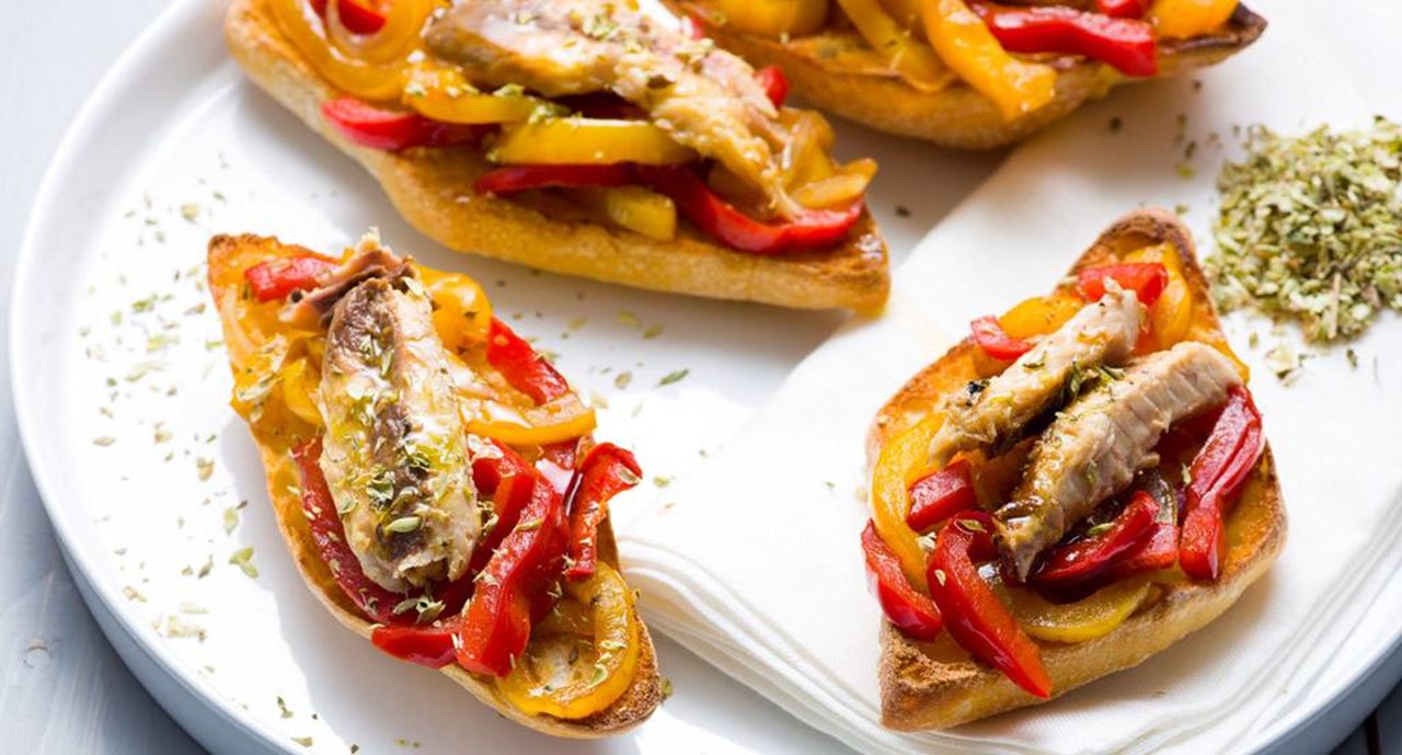 recipe image Bruschettas de sardinha com pimentos agridoces