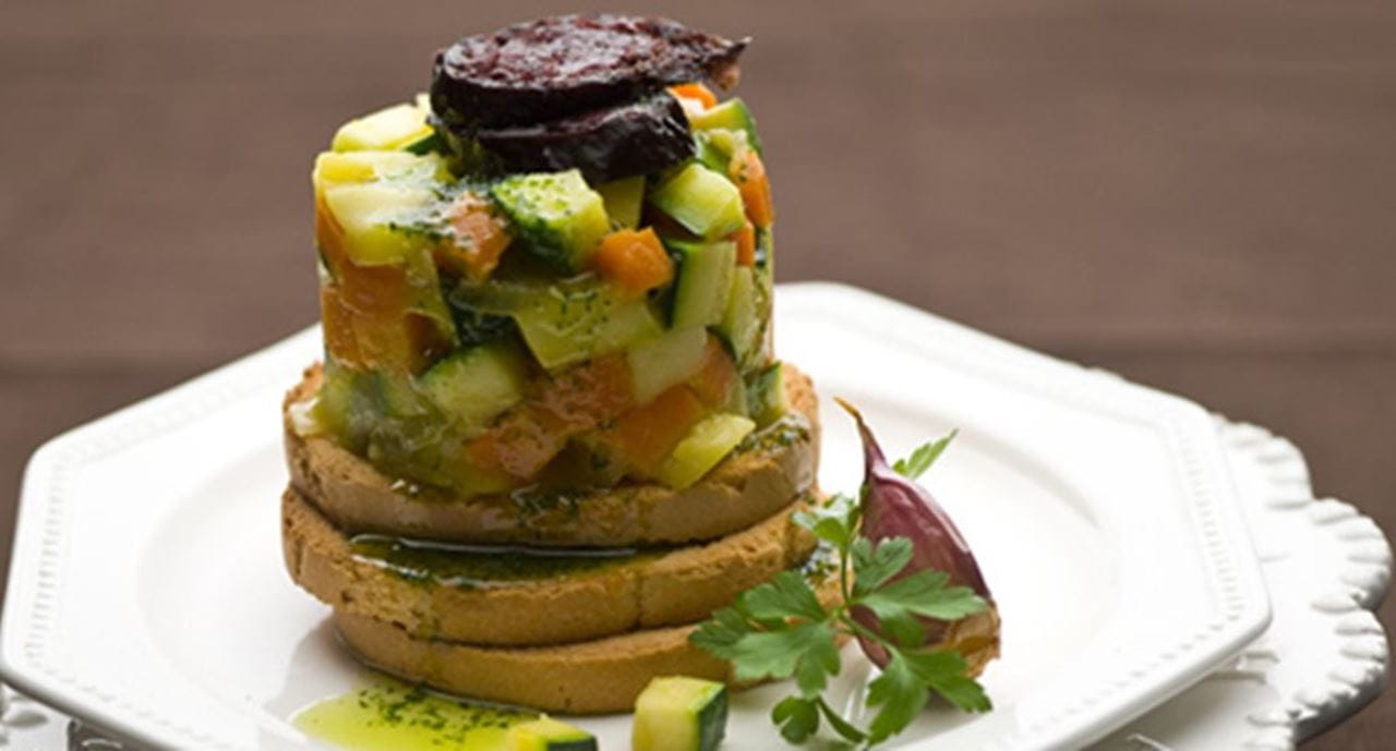 recipe image Legumes salteados sobre tosta com telha de morcela e azeite de salsa