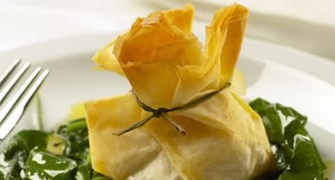 recipe image Embrulho de farinheira e maçã reineta sobre salada morna de grelos