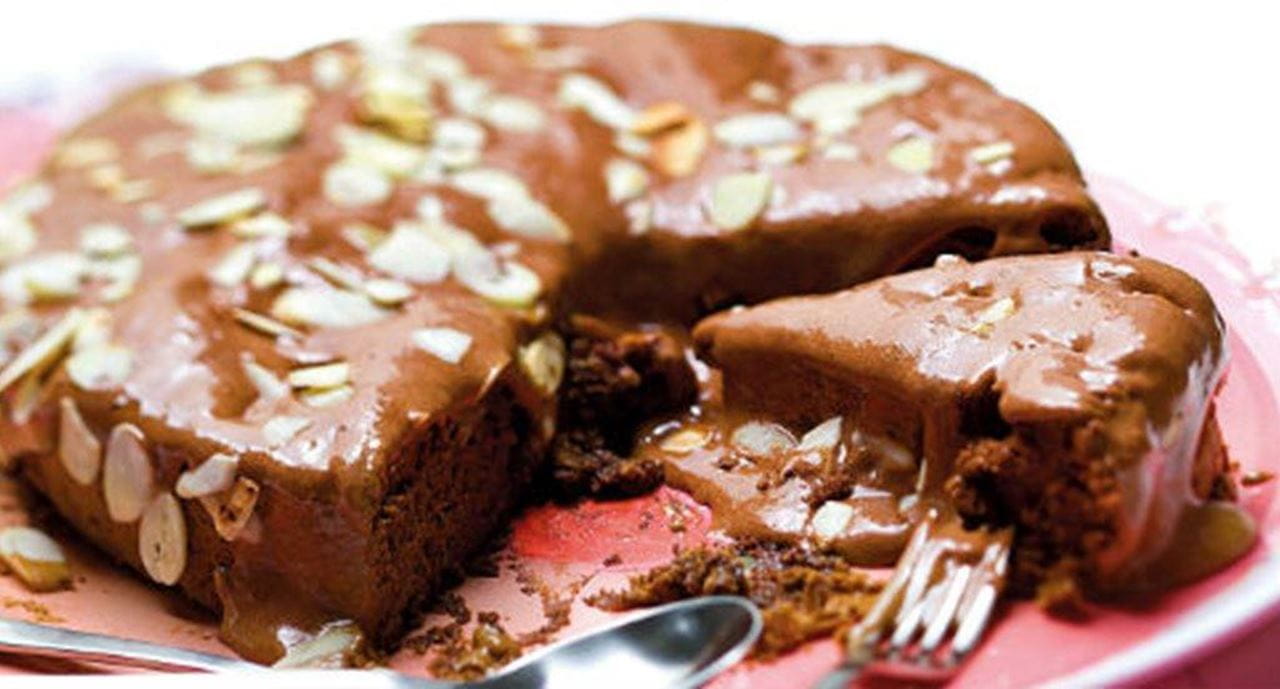 recipe image Bolo de chocolate e mousse com amêndoas tostadas