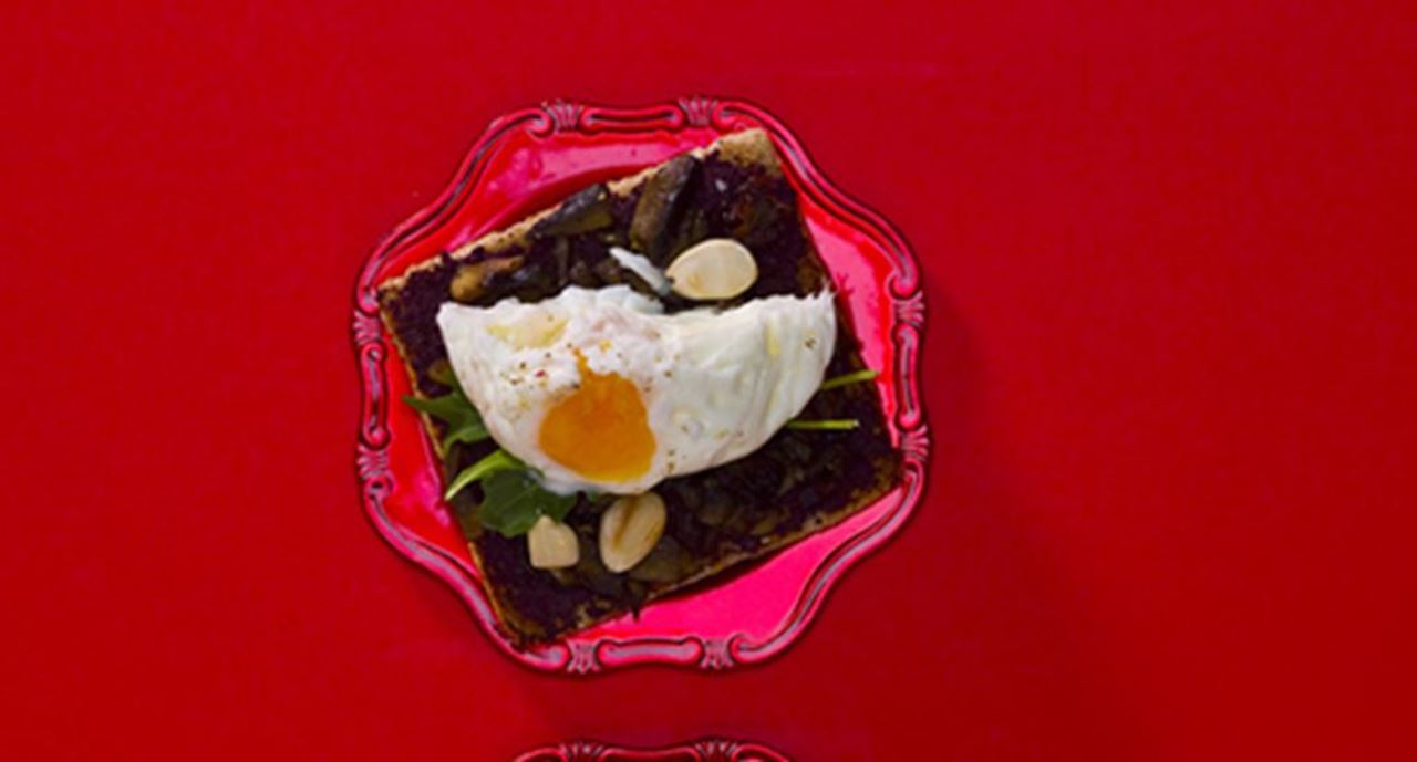 recipe image Cogumelos salteados sobre tosta integral com ovo a cavalo