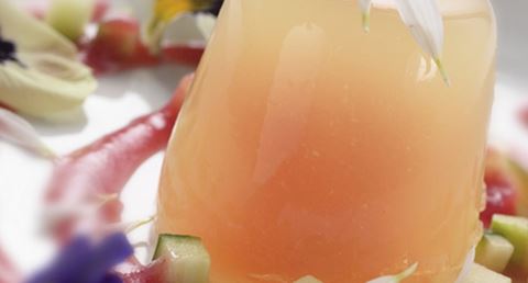 recipe image Gelly shots de limão e vodka com molho de morangos