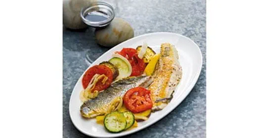 recipe image Filetes de robalo com legumes de forno