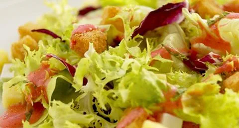 recipe image Salada verde de 3 queijos com vinagreta de morango e hortelã