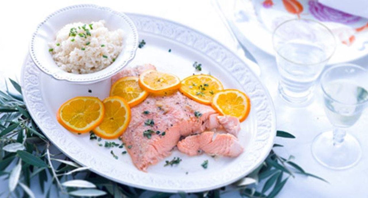 recipe image Salmão com laranja e arroz de coco e amêndoa