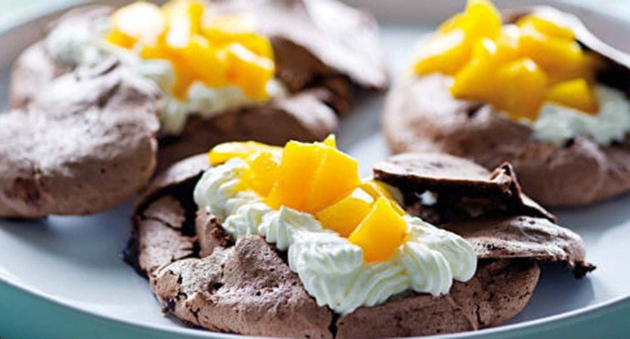 recipe image Pavlovas de cacau com pêssegos caramelizados