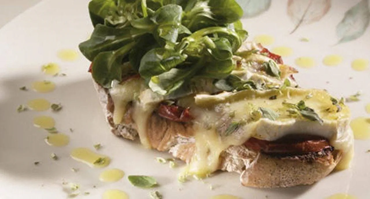 recipe image Tosta  de  Tomate, Rúcula e Queijo Brie