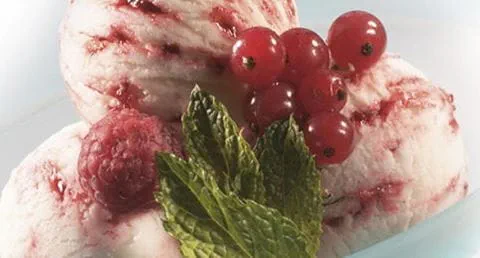 recipe image Gelado de Natas com Frutos Vermelhos