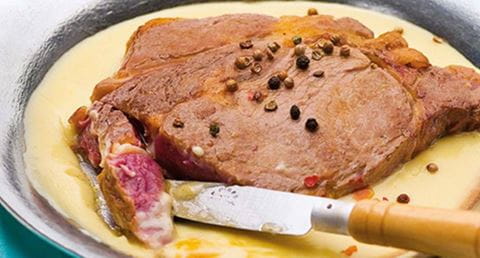 recipe image Bifes da vazia com molho de queijo e pimenta 5 bagas