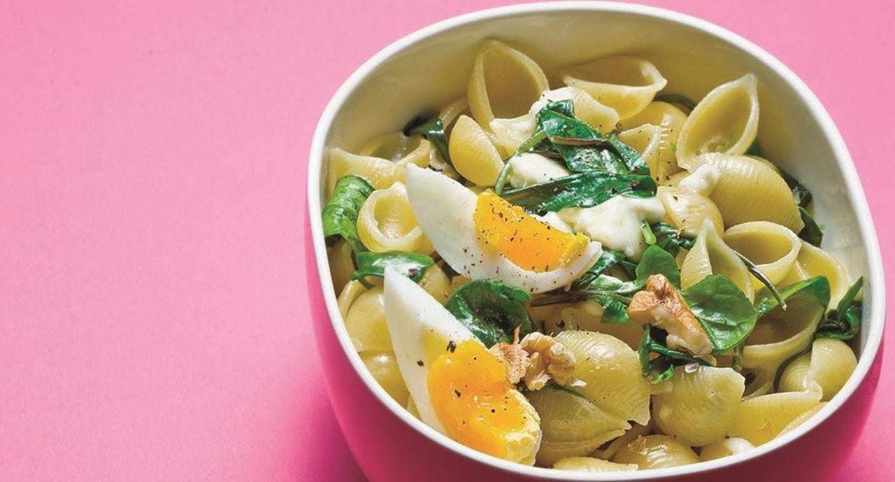 recipe image Conchas com espinafres vermelhos e ovos mollets