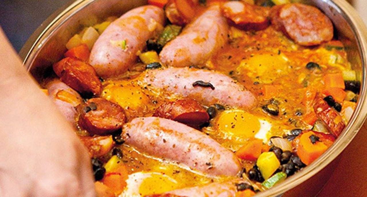 recipe image Feijoada  preta com salsichas frescas e ovos escalfados