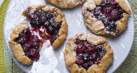 recipe image Mini-tartes de cereja e mirtilos