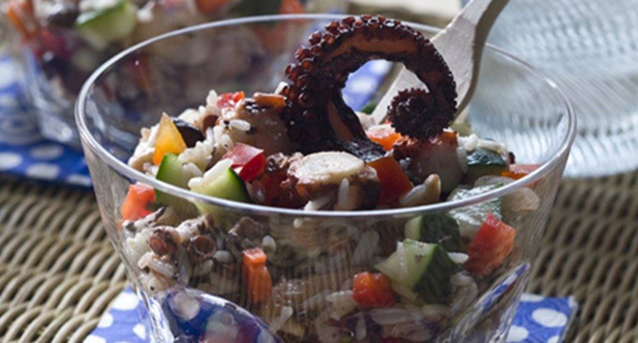 recipe image Salada de arroz com feijão preto e polvo