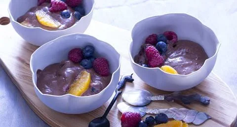 recipe image Taças de chocolate com frutos vermelhos e laranja