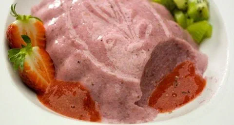 recipe image Mousse enformada de queijo fresco e morangos