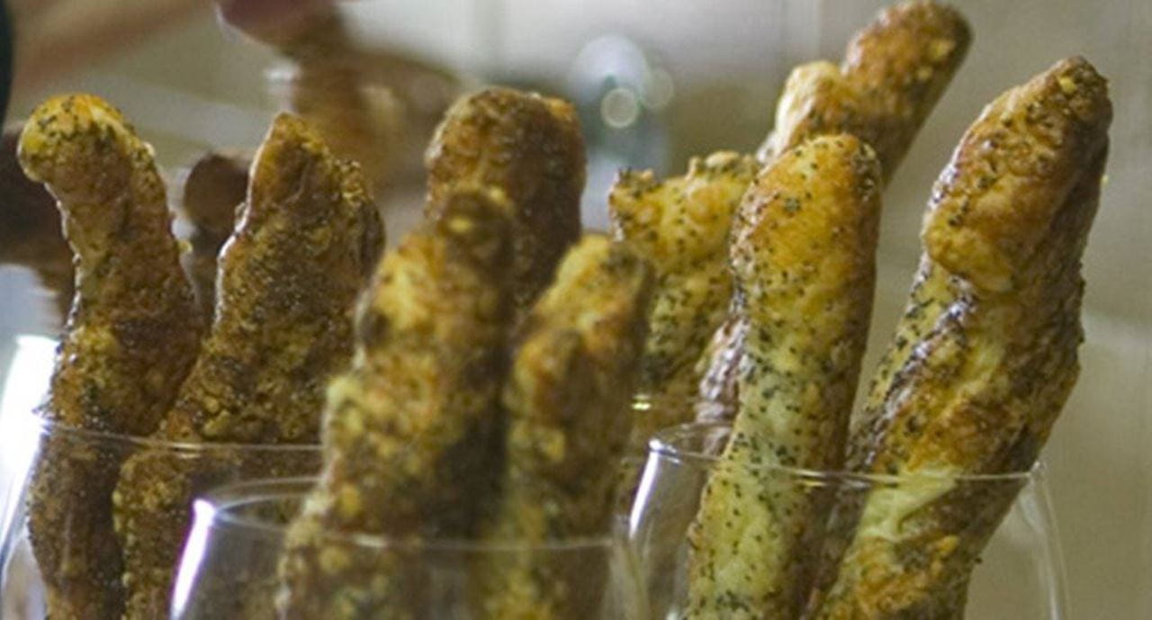 recipe image Torcidos folhados com queijo e sementes de papoila