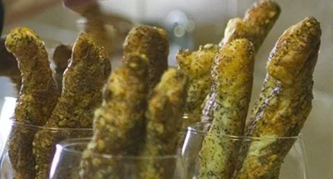 recipe image Torcidos folhados com queijo e sementes de papoila