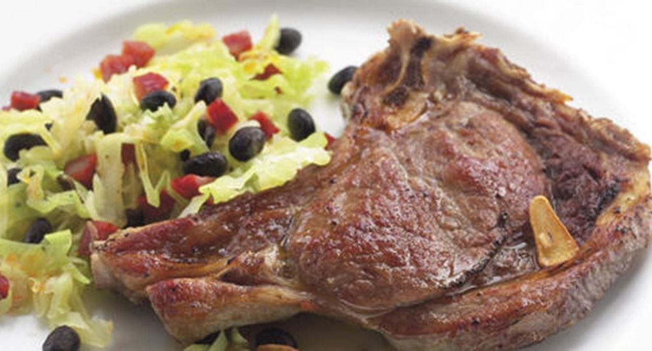 recipe image Costeletas Picantes com Couve Lombarda