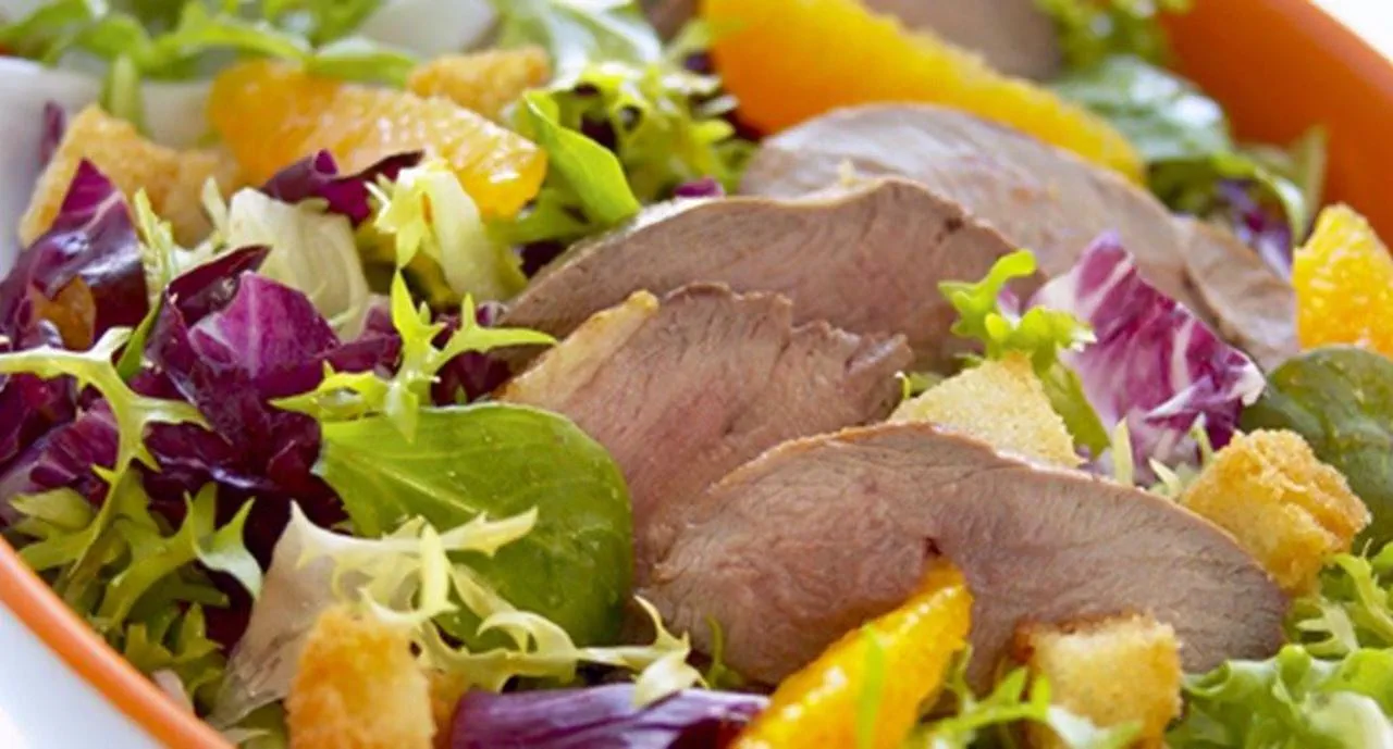 recipe image Salada de radichio e chicória com pato e laranja