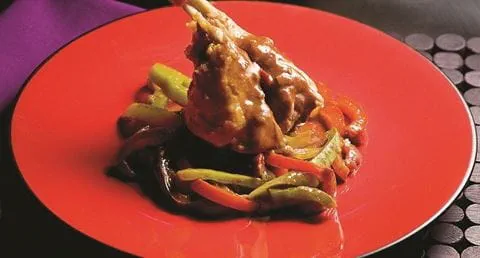 recipe image Coelho com 3 pimentos e molho de chocolate