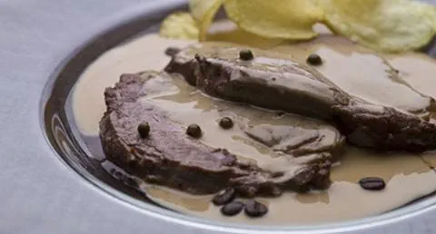 recipe image Medalhões de vaca com molho de café e pimenta verde