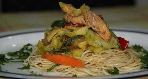 recipe image Frango exótico salteado com legumes em cama de massa chinesa