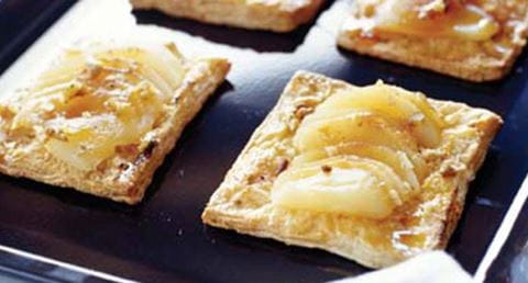 recipe image Tartes folhadas com peras caramelizadas