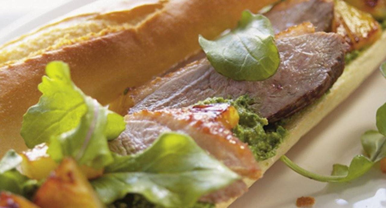 recipe image Peito de pato com pesto de rúcula em baguette