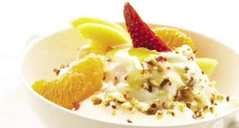 recipe image Gula de chantilly com queijo mascarpone, molho de mel e frutos da época