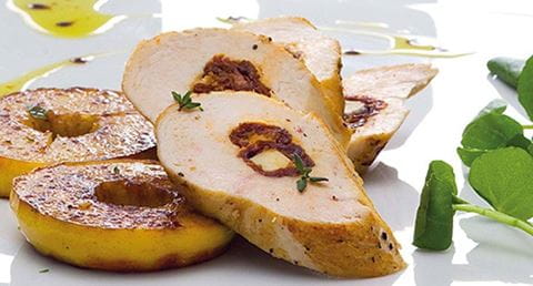 recipe image Peito de frango recheado com queijo cabra curado e tomate seco, em maçã e coentros