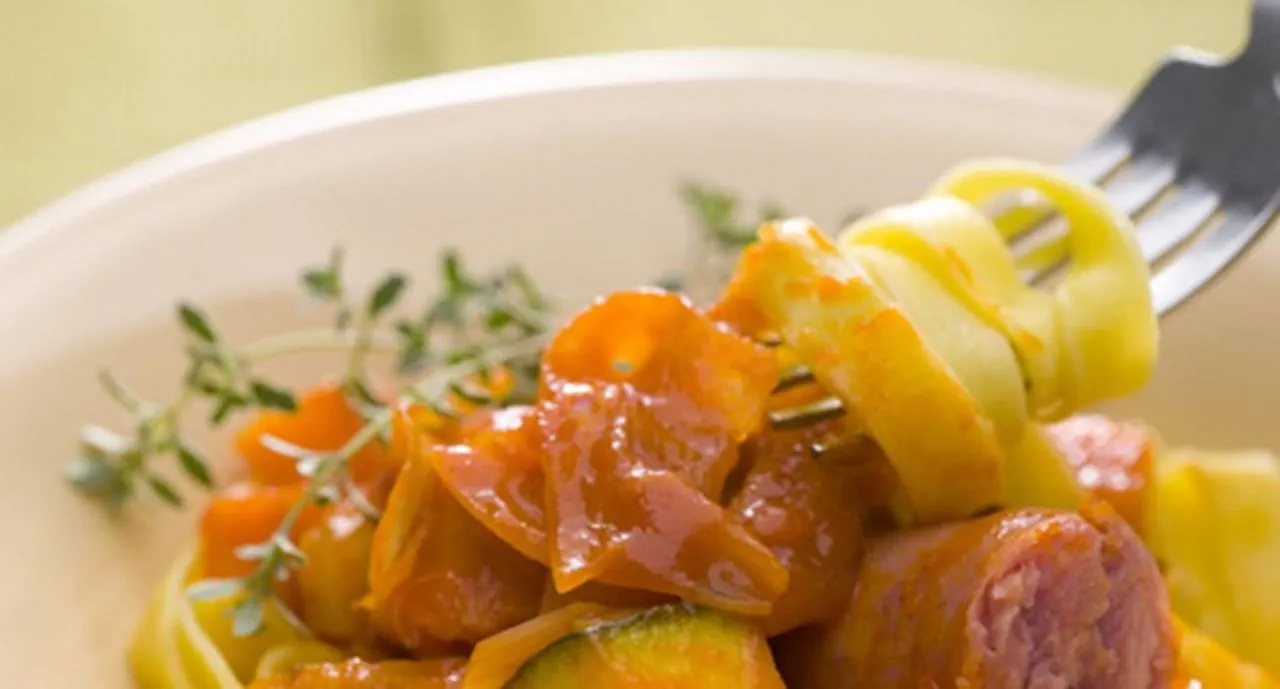 recipe image Fettuccine com salsichas frescas e legumes