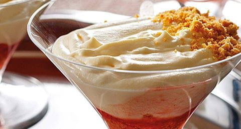 recipe image Mousse de chocolate branco e coulis de morangos