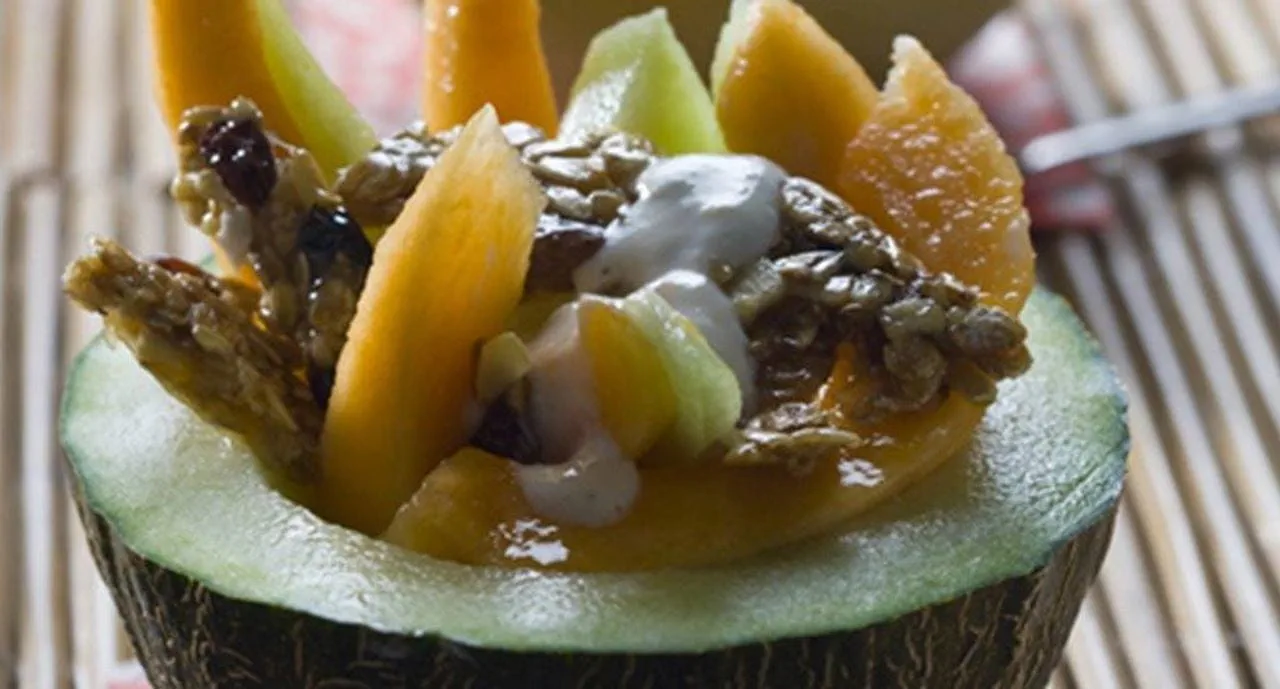 recipe image Salada de meloa e melão com iogurte e muesli caramelizado