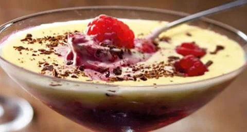 recipe image Mousse de chocolate branco com coulis de framboesas