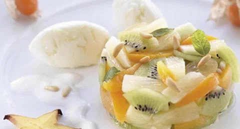 recipe image Salada de Frutas com Gelado de Baunilha e Gengibre e Molho Quente de Iogurte