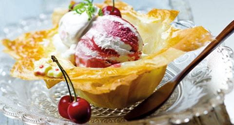 recipe image Gelado de morango e merengue em taças crocantes de coco