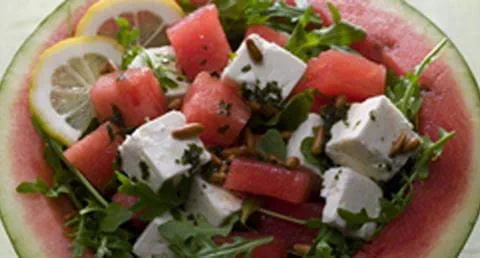 recipe image Salada de rúcula e melancia com queijo feta e pinhões