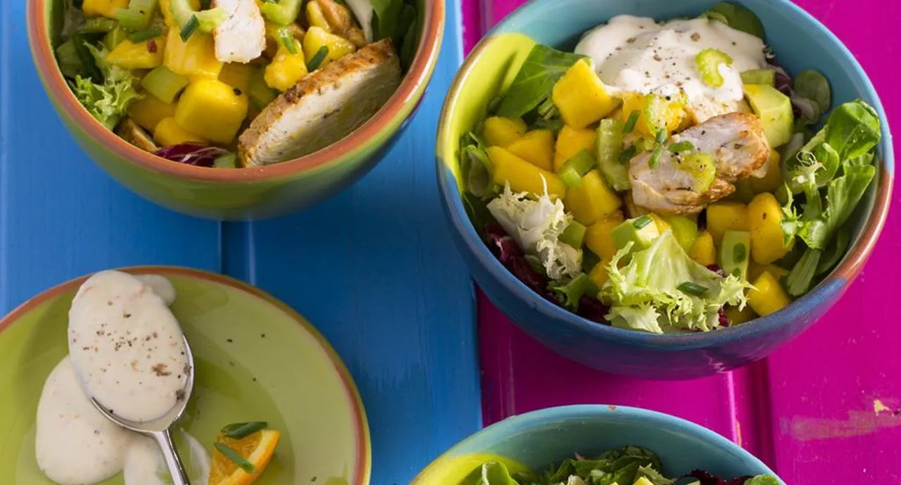 recipe image Salada de frango, manga e abacate com maionese de laranja e gengibre