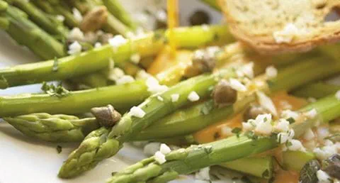 recipe image Espargos com molho de alcaparras