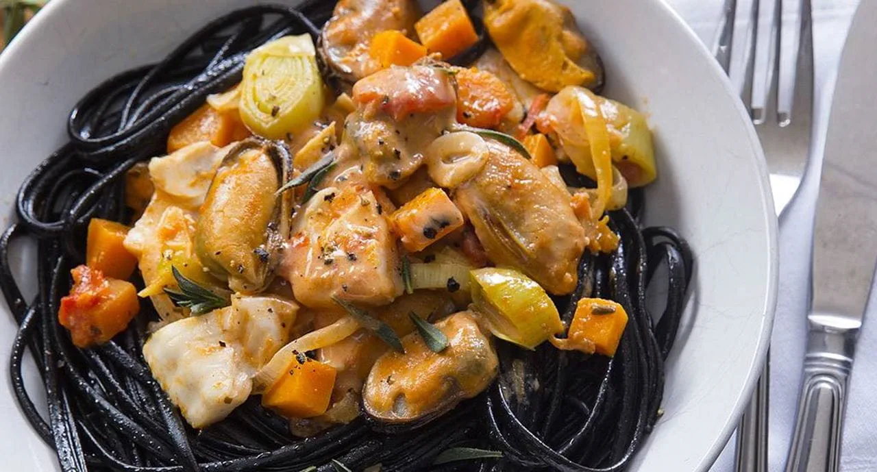 recipe image Esparguete negro com tomatada de mexilhão e maruca